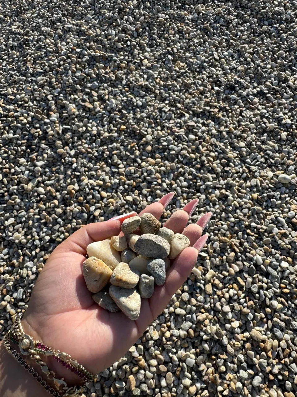 Piatră naturală 16/31 mm pentru drenaj — mostră în palmă
