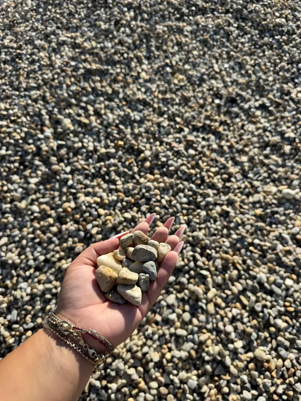 Piatră naturală 16/31 mm — mostră și vedere în depozit